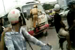  Tạm giữ tài xế buộc cảnh sát “đánh đu” trên xe khách