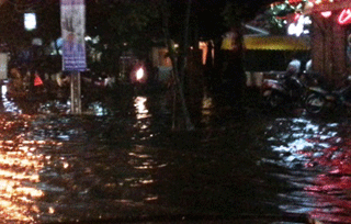 Hà Nội tái diễn cảnh ngập lụt, xe chết máy hàng loạt