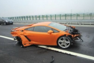 Phóng viên phá nát siêu xe Lamborghini