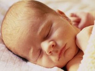 Trẻ sơ sinh dễ tử vong khi ngủ chung với bố mẹ
