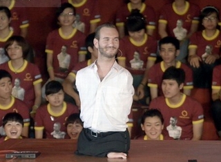 Nick Vujicic: &quot;Có 1 tỷ USD mà mất mẹ, tôi sẽ là người bất hạnh&quot;