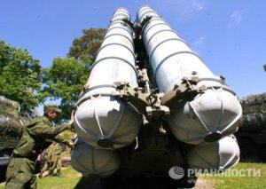 Hệ thống tên lửa S-300 của Nga vào bệ phóng