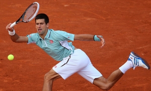 Djokovic vất vả vào vòng 2 Pháp mở rộng