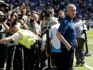 Sân Bernabeu náo loạn vì màn chia tay Mourinho