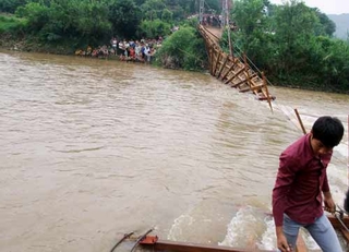  Sập cầu treo Sơn La hàng chục người thoát chết