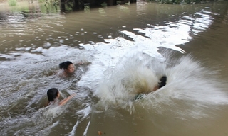 Tắm sông, bố và con trai nhỏ chết đuối