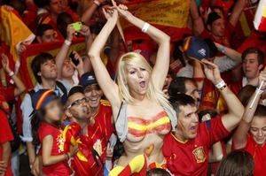 Người mẫu trưng ngực trần cổ vũ U21 Tây Ban Nha
