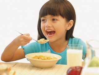 Buổi sáng nên cho trẻ ăn gì?