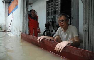 Bão chưa về, người Hải Phòng đã &quot;bơi&quot; trong phố