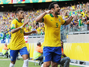 Bán kết Confed Cup 2013: Hạ Uruguay, Brazil hẹn Tây Ban Nha ở chung kết