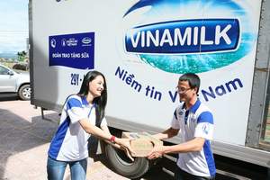 Quỹ sữa “Vươn Cao Việt Nam” trao tặng sữa cho trẻ em nghèo Quảng Bình