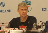 Wenger khuyên bóng đá Việt Nam đừng vung tay quá trán