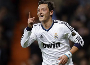 Mesut Ozil từ chối Premier League để ở lại Real