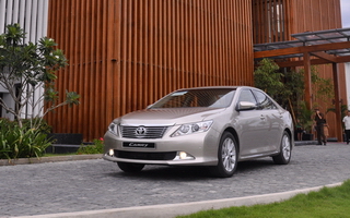 Toyota Camry tiên phong tăng giá