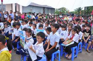 Trao tặng 40.000 ly sữa cho trẻ em nghèo huyện đảo Phú Quốc
