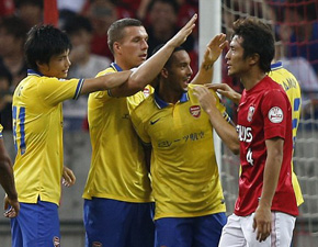 Hạ Urawa Reds, Arsenal tiếp tục toàn thắng