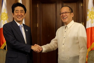 Đối phó với Trung Quốc, Philippines dùng &quot;vũ khí&quot; gì?