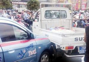 Chạy trốn, lái xe taxi kéo công an gần 400m