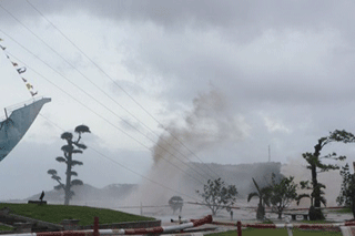 Xem bão ở Đồ Sơn, một thanh niên bị sóng cuốn trôi