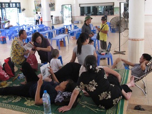 Mang chăn màn vào căng tin nhà trường ngủ để đòi nợ