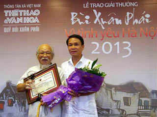 Nhiếp ảnh gia lão thành nhận giải thưởng lớn Vì tình yêu Hà Nội