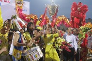  HN T&T tưng bừng nhận Cup Vô địch V-League 2013