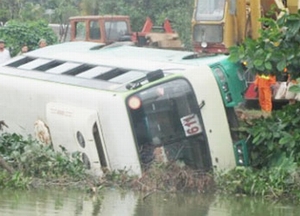 Hà Nội: Ô tô lao xuống ao, 40 hành khách hoảng loạn