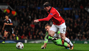 Man Utd 4-2 Leverkusen:: Rooney, van Persie đưa Quỷ đỏ lên ngôi đầu