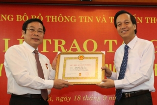 Bộ trưởng Nguyễn Bắc Son nhận Huy hiệu 40 năm tuổi Đảng
