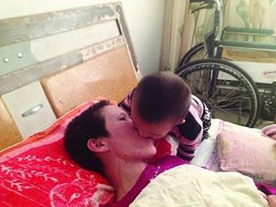  Rơi nước mắt cảnh bé 2 tuổi mớm cho mẹ bị liệt