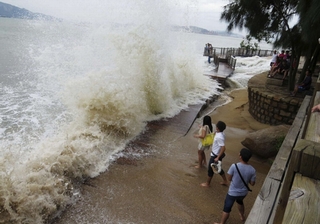 Bão Biển Đông nuốt chửng 3 tàu, 75 người mất tích