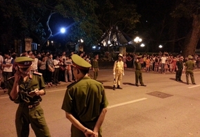  21h30 tối, người dân vẫn bái vọng trước cửa nhà Đại tướng