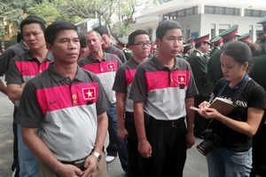  Đội U-19 hòa cùng dòng người viếng Đại tướng