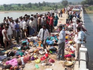 Ấn Độ: Giẫm đạp kinh hoàng, gần 100 người thiệt mạng