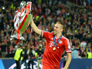Platini trao bóng Vàng cho Franck Ribery