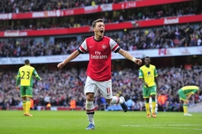 Ozil lập cú đúp, Arsenal đòi lại ngôi đầu