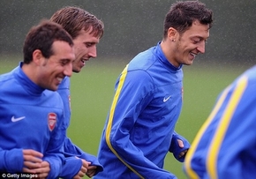 Ozil ca ngợi Arsenal chơi bóng như Playstation!