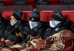 Cầu thủ Man City đắp chăn chống rét tại Moscow