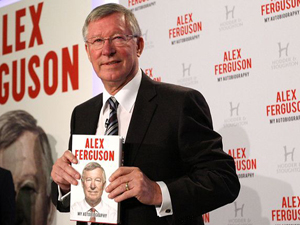 Xuất bản tự truyện, Sir Alex bị “ném đá” tới tấp