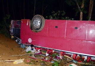 Lật xe ở Lào Cai làm 7 người chết