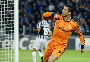 C.Ronaldo lập kỷ lục ghi bàn tại Champions League