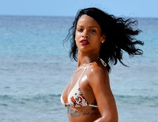 Rihanna vô dùng hấp dẫn trên biển Barbados