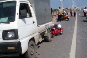 Người phụ nữ bị xe tải cán gẫy chân trên cầu Vĩnh Tuy