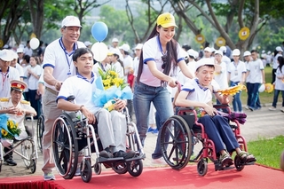  Hoa hậu Trần Thị Quỳnh đi bộ vì người khuyết tật Việt Nam