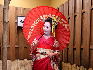 Á hậu Thụy Vân hóa thân nàng Geisha Nhật Bản