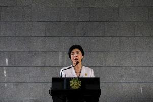 Mắt đẫm lệ, nữ Thủ tướng Thái khẩn cầu người biểu tình