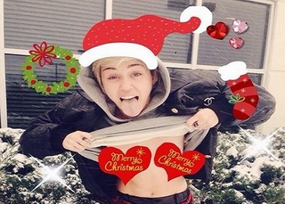 Miley Cyrus &quot;thả rông&quot; đón Giáng sinh
