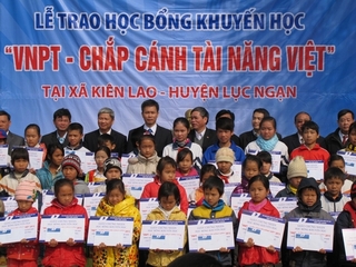 Món quà cuối năm ý nghĩa cho học sinh nghèo xã Kiên Lao, Lục Ngạn