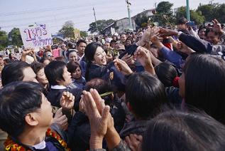 Nữ Thủ tướng Thái nhận cảnh báo sắc lạnh