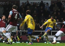 Thắng ngược West Ham, Arsenal trở lại ngôi đầu